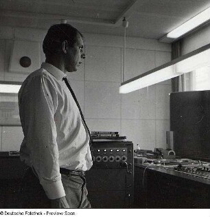 Portraitserie Karlheinz Stockhausen : Karlheinz Stockhausen (1928-2007; Komponist). Aufnahme im Studio für elektronische Musik des Westdeutschen Rundfunks Köln (WDR)