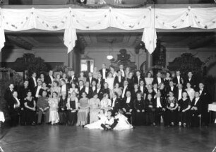 Roßwein. Hochzeitspaar W. mit Gästen im Saal des Hotels "Herkules", Markt 3