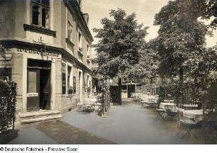 Wohnhaus mit Restaurant "Weltschänke". Gästegarten