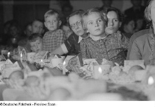 Kindertisch der Weihnachtsfeier des VEB Kartographie