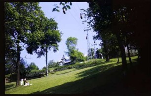 Freiburg: Stadtgarten, Hangwiese mit Schlossbergbahn und Dattler