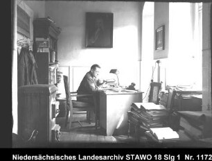 Braunschweigisches Landeshauptarchiv/Niedersächsisches Staatsarchiv in der Alten Kanzlei, Wolfenbüttel [um 1950] Enthält: Dr. Goetting am Schreibtisch
