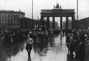SA marschiert durch das Brandenburger Tor