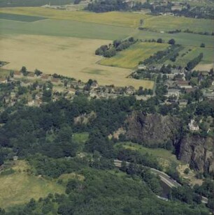 Stadtteilansicht. Blick über Plauenschen Grund mit Heidenschanze (224 m), Eisenbahnlinie, Weißeritz, Tharandter Straße und Begerburg (rechts) gegen Stadtteil Roßthal