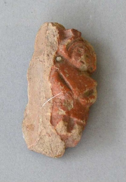 Figurine en argile (fragment de récipient)