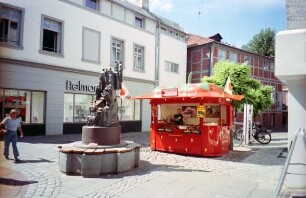 Mühlenplatz: Verkaufstand für Erdbeeren, davor Bronzeplastik "Menschen einer Stadt" von Siegfried Assmann