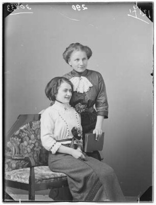 Fräulein Johanne Riedel und Freundin