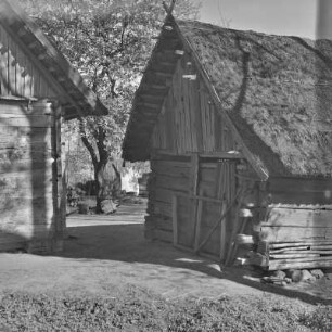 Strohgedecktes Blockhaus in Leipe. : Ze słomu kryta kładźita chěža w Lipjem.