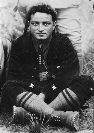 Kurt Schlosser in Wanderkleidung. Detail aus einem Gruppenfoto von Wanderfreunden der VKA (Vereinigte Kletterabteilung)