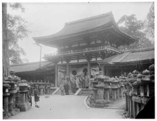 Nara. Touristen vor dem Kasuga-Taisha Schrein mit Heiligen Laternen