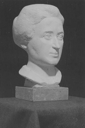 Modell zur Büste von Rosa Luxemburg : Modell zur Büste von Rosa Luxemburg. Gips (vor 1957; W. Arnold)