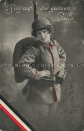 Frau in Uniform und Marschgepäck