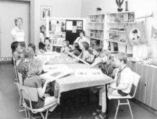 Junge Pioniere im Grete-Walter-Kabinett der Grete-Walter Oberschule in Berlin-Weißensee