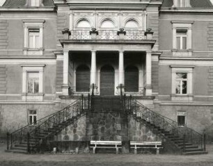 Dresden-Wachwitz, Wachwitzer Weinberg 1. Neue Villa (Königliche Villa) (1893; W. Teichgräber). Teilansicht der Gartenfront