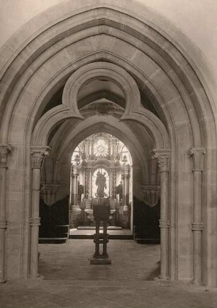 Ossegg (Osek). Zisterzienserstift. Konventsgebäude. Ostseite des Kreuzganges. Blick in den Kapitelsaal mit Lesepult und Altar