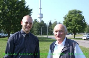 Zwei unbekannte Mitarbeiter des Instituts für Nanotechnologie (INT)