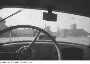 Blick auf den Augustusplatz mit der Universitätskirche St. Pauli und dem Kroch-Hochhaus aus einem Fahrzeug heraus
