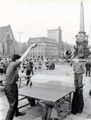 Geräteturnen auf dem Augustusplatz während des Fests der Freundschaft in Leipzig