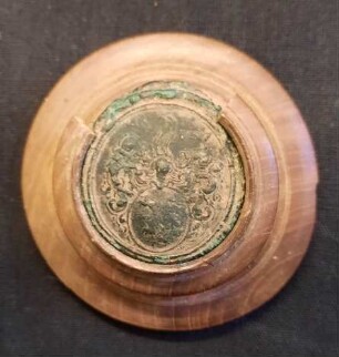Siegel in einer Siegelkapsel aus Holz (Bulle)