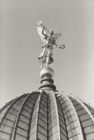 Fama : Ausstellungsgebäude des Sächsischen Kunstvereins. Glaskuppel mit Fama von Robert Henze