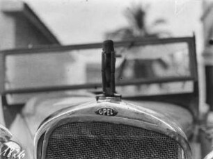 Kühlergrill : Kühlergrill eines Opel mit Fetisch