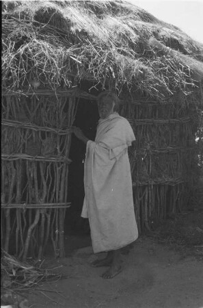 Oromo vor einer Hütte : Mann vor einer Hütte in einem Oromo Dorf auf der Harar Hochfläche.