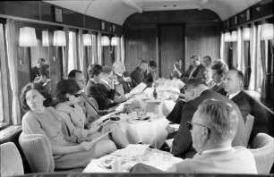 Frankfurt: Journalisten im Salonwagen der DB; Pressefahrt nach Bremen, bei Frankfurt