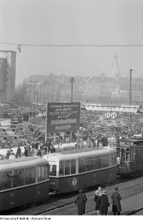 Straßenbahnhaltestelle vor dem Eingang zum Ausstellungsgelände der Technischen Messe