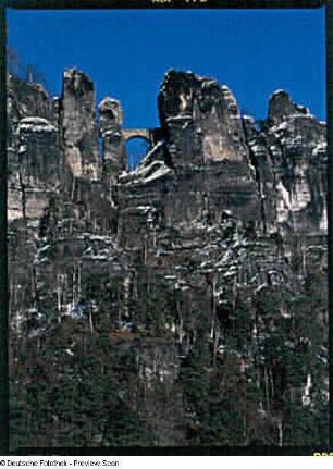 Sächsische Schweiz, Rathener Gebiet. Sieberturm, Basteibrücke, Große und Kleine Steinschleuder. Blick vom linken Ufer über die Elbe nach Nordost