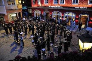 Abendmusik in Sankt Wolfgang : Am Abend musiziert die Trachtenkapelle von Sankt Wolfgang vor dem bekannten Hotel "Zum Weißen Rössel" im Ortszentrum, 2008