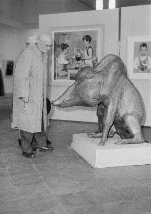Besucher der IV. Deutschen Kunstausstellung Dresden im Albertinum. Raumaufnahme mit "Wildeber" (Aluminium) von Waldemar Grzimek