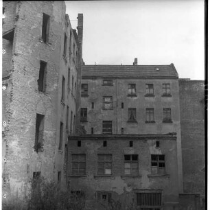 Negativ: Beschädigtes Haus, Schöneberg, 1950