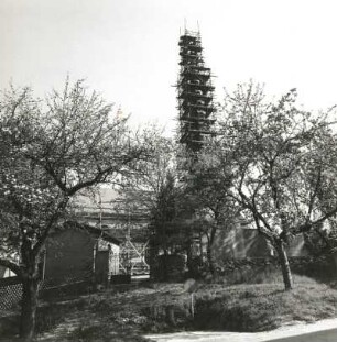 Bernsdorf. Dorfkirche (1857, Umbau 1907). Ansicht von Süden mit Gerüst und Friedhofseingang