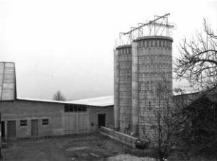 Mauerham überdachter Laufstall, Siloanordnung mit mech. Fütterung