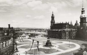 Dresden-Altstadt. Theaterplatz mit Reiterdenkmal König Johanns und nationalsozialistischem Fahnenschmuck. Blick von der Gemäldegalerie gegen Augustusbrücke, Hofkirche und Residenzschloss