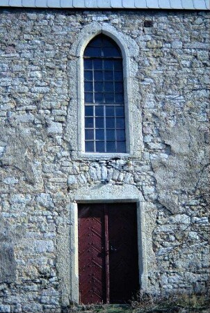 Kirche, Tür Westseite, darüber hohes, spitzbogiges Fenster