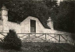 Wiesa (Thermalbad Wiesenbad). Treppe zu einer Pforte in einer Gartenmauer