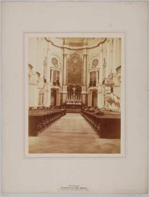 Innenansicht des Altarraumes (Presbyterium) der Katholischen Hofkirche, mit dem Altargemälde von Anton Raphael Mengs