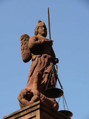 steinerne Justitia-Figur auf dem Marktplatz von Michelstadt/Odenwald