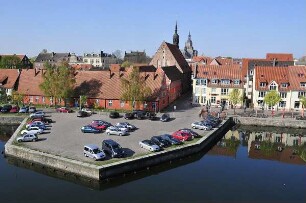 Stralsund - Stadtübersicht : Hafenbecken, Giebel des Heilgeistklosters, Häuser der Altstadt. Aufgenommen am 21. April 2011 in Stralsund