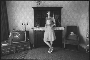 Frau im Wohnzimmer