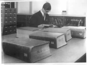 Deutsche Nationalbibliothek (DNB) Frankfurt/Main. Bibliotheksmitarbeiter bei der Arbeit