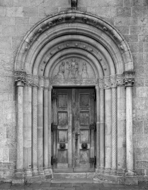 Westportal mit thronender Muttergottes und Stifterpaar im Tympanon