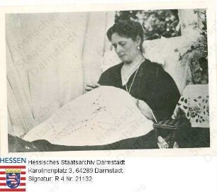 Alexandra Fjodorowna Zarin v. Russland geb. Prinzessin Alix v. Hessen und bei Rhein (1872-1918) / Porträt, nähend, sitzend, Kniestück