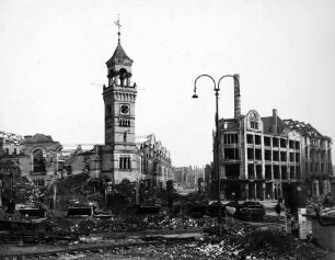 Trümmerbeseitigung auf dem Königsplatz (heute Wilhlem-Leuschner-Platz), Blickrichtung Osten auf die Ecke Markthallen-, Windmühlen- und Brüderstraße