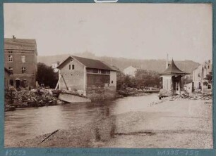 Die vom Hochwasser am 30./31. Juli 1897 zerstörte Markthalle und die Hofmühle an der Wasserstraße bei der Rittergutsbrücke in Potschappel (Freital)