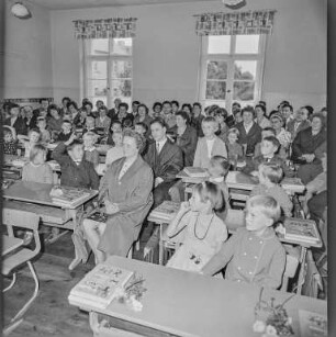 Schulneulinge Klix : Klix. Schulanfang 1966. Klassenzimmer mit Schulanfängern und Familienangehörigen