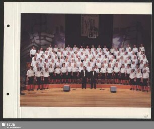 Der gesamte Chor mit den Dirigenten Axel Langmann und Gernot Jerxen