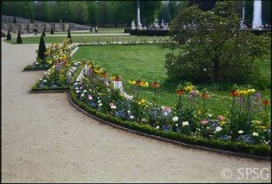 Potsdam, Park Sanssouci, westlicher Lustgarten, Blumenbepflanzung.