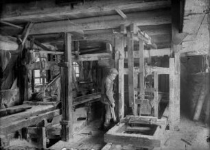 Louis Häßler am Gatter seiner Mühle : Steinbach. Inneres der Häßler-Schneidemühle